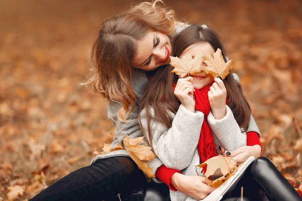 Nette und stylische Familie im Herbstpark — Stockfoto