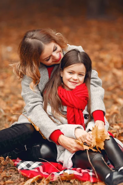 Família bonito e elegante em um parque de outono — Fotografia de Stock