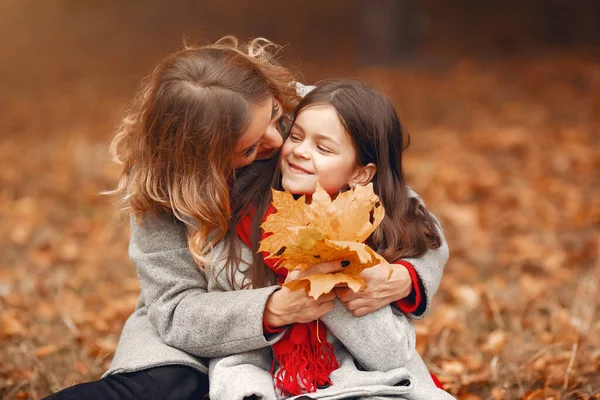 Cute and stylish family in a autumn park — Stock Photo, Image