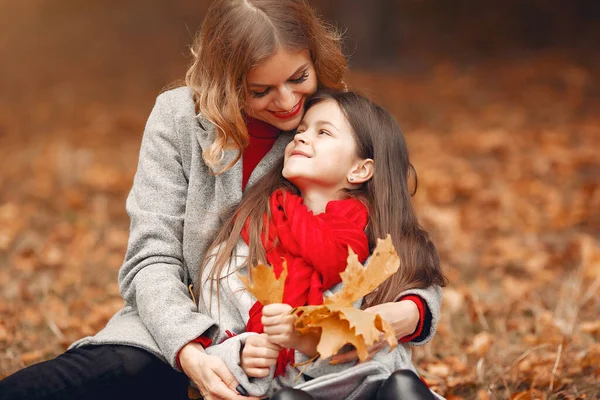 Cute and stylish family in a autumn park — Stock Photo, Image