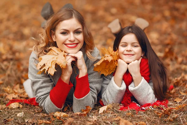 Cute i stylowa rodzina w jesiennym parku — Zdjęcie stockowe