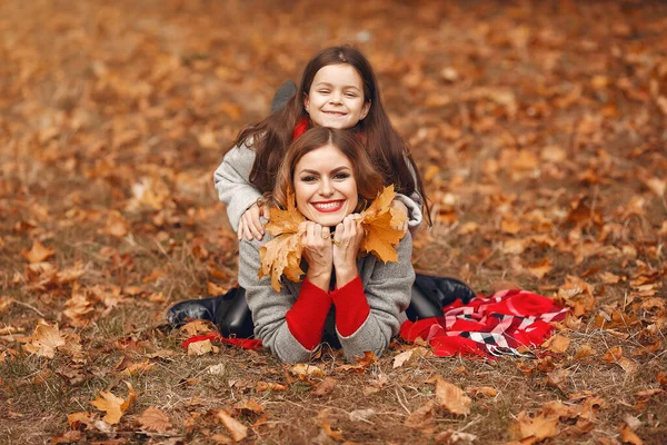 Sonbahar parkında şirin ve şık bir aile. — Stok fotoğraf