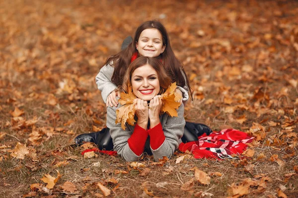 Sonbahar parkında şirin ve şık bir aile.