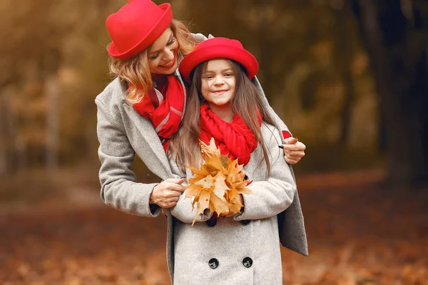 Cute i stylowa rodzina w jesiennym parku — Zdjęcie stockowe