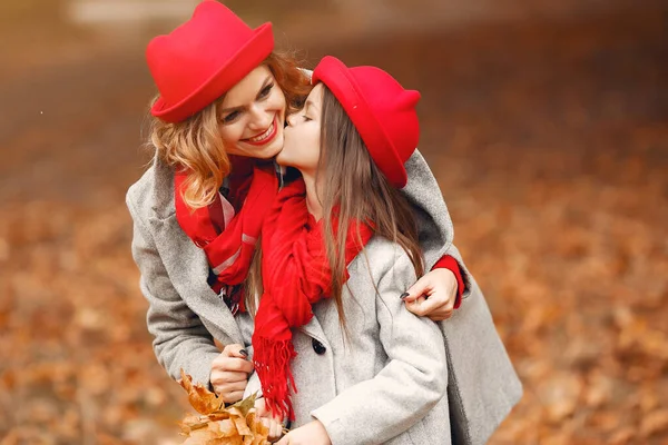 Familia linda y elegante en un parque de otoño — Foto de Stock