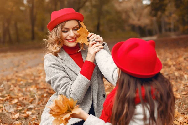 Familia linda y elegante en un parque de otoño — Foto de Stock