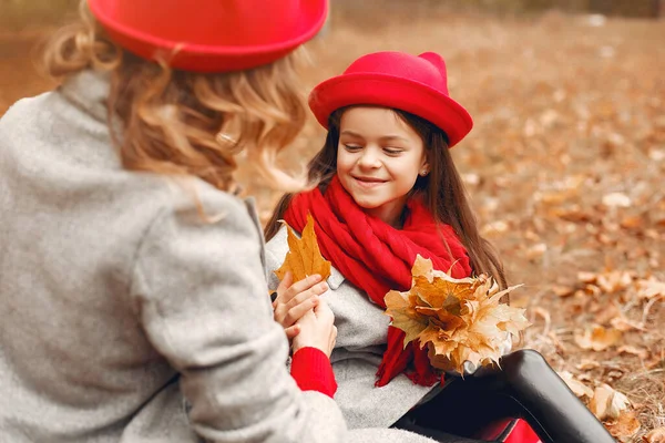 Cute i stylowa rodzina w jesiennym parku — Zdjęcie stockowe