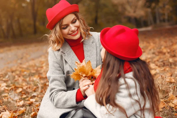 Roztomilá a stylová rodina v podzimním parku — Stock fotografie