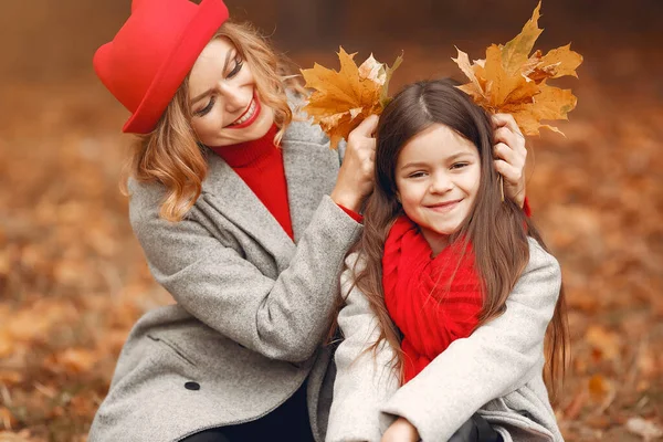 Sonbahar parkında şirin ve şık bir aile.