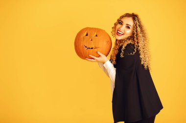 Kostümlü kadın cadılar bayramı için evde hazırlanıyor.