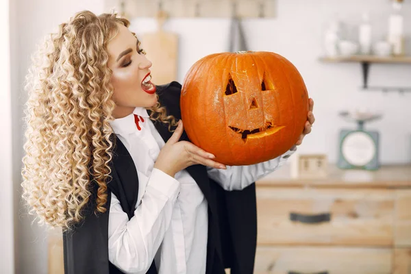 Mulher em traje se preparando para o Halloween em casa — Fotografia de Stock