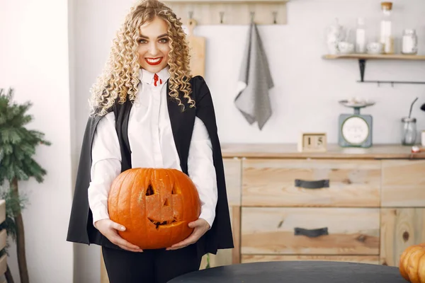 Nő jelmezben készül Halloweenkor otthon — Stock Fotó