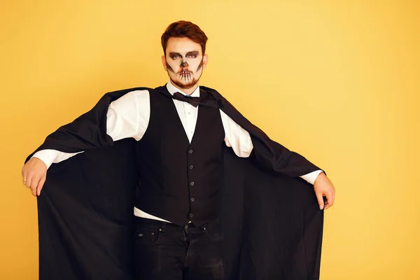 Joven con traje listo para la fiesta de Halloween — Foto de Stock