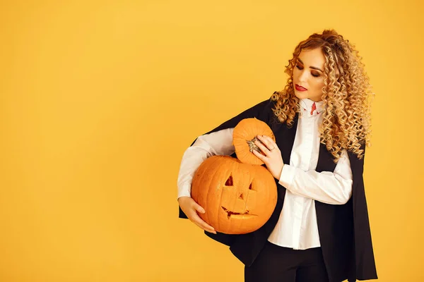 Mulher em traje se preparando para o Halloween em casa — Fotografia de Stock