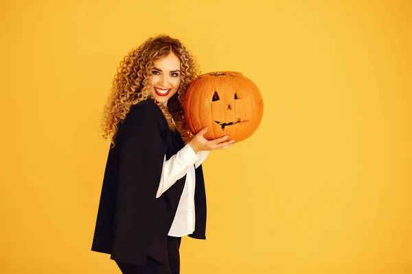 Nő jelmezben készül Halloweenkor otthon — Stock Fotó