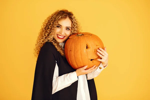 Mulher em traje se preparando para o Halloween em casa — Fotografia de Stock