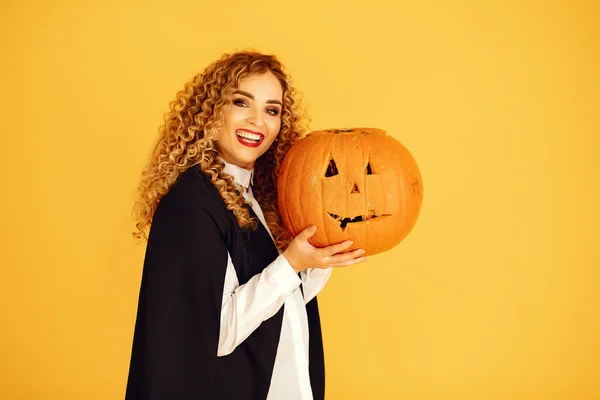 Žena v kostýmu se připravuje na Halloween doma — Stock fotografie