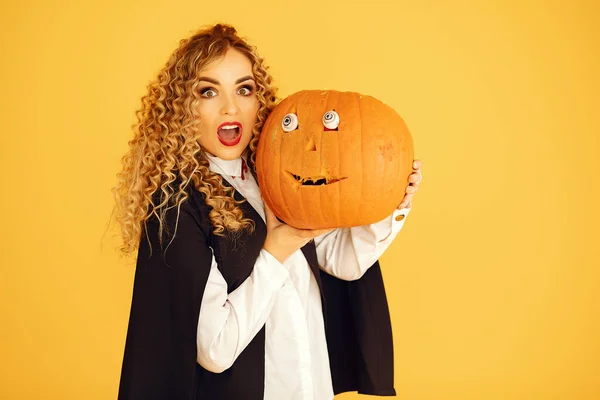 Mulher em traje se preparando para o Halloween em casa — Fotografia de Stock