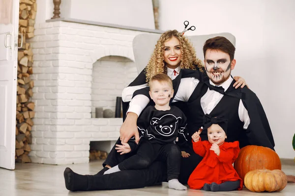 Família em trajes se preparando para o Halloween em casa — Fotografia de Stock