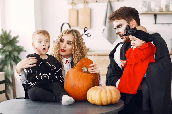 Família em trajes se preparando para o Halloween em casa — Fotografia de Stock