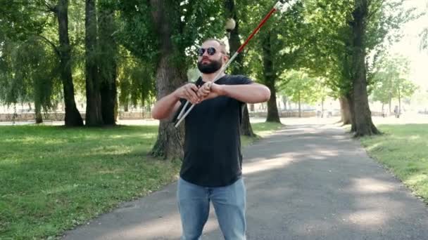 Blind skäggig man förbereder vit käpp för en promenad — Stockvideo