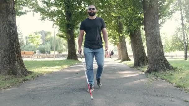 Ung blind man går i parken — Stockvideo