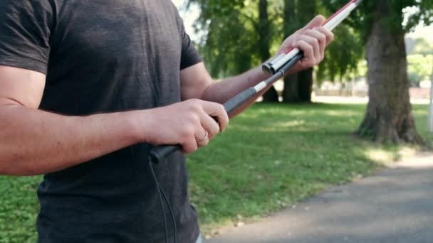 Blind skäggig man förbereder vit käpp för en promenad — Stockvideo