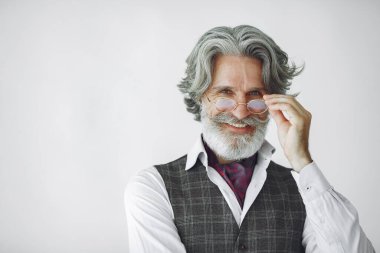 Resmi takım elbiseli düşünceli, olgun iş adamı.