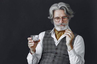 Resmi takım elbiseli düşünceli, olgun iş adamı.