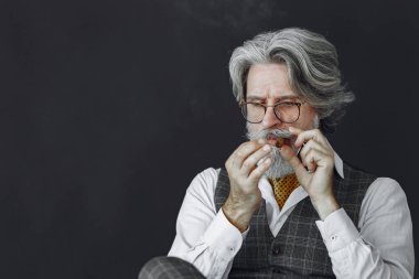 Resmi takım elbiseli düşünceli, olgun iş adamı.