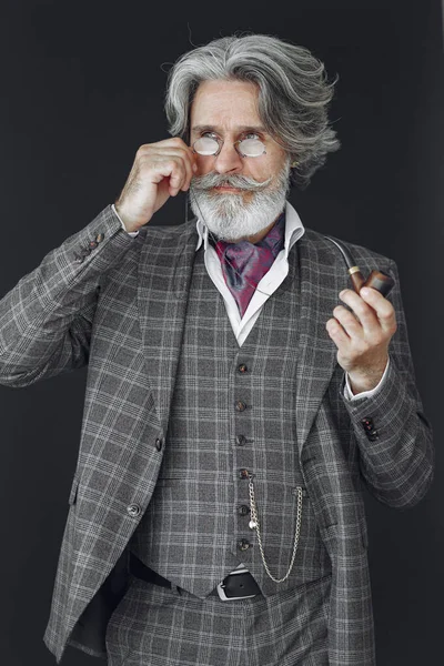 Elégant homme âgé avec une pipe à fumer — Photo