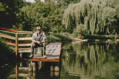 Balık tutan ve oltayı tutan adam