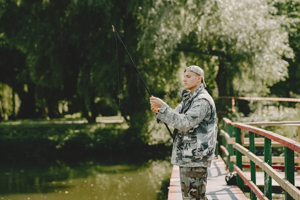 Ember halászat és tartja a horgászbot — Stock Fotó