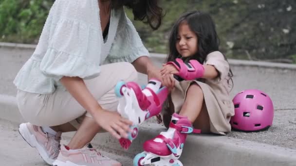 Bonita mãe e filho em patins na estrada — Vídeo de Stock