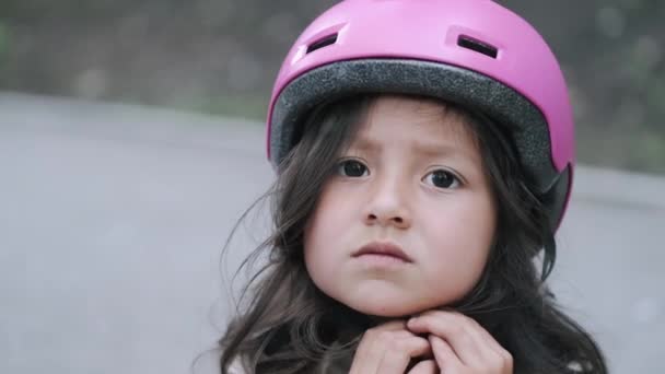 Closeup de uma linda garota está colocando um capacete em — Vídeo de Stock