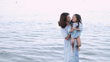 Güzel anne gölde kızıyla oynuyor.