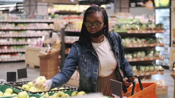 Afroamerikanerin mit Maske wählt Lebensmittel im Supermarkt — Stockvideo