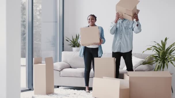 African-American par leker med lådor i lägenheten — Stockvideo