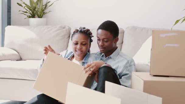 一对年轻的非洲裔美国人夫妇正在包装装有东西的盒子 — 图库视频影像