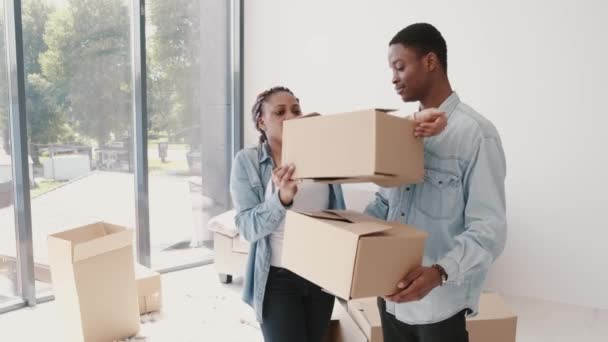 Młoda para Afroamerykanów pakuje pudła z rzeczami. — Wideo stockowe