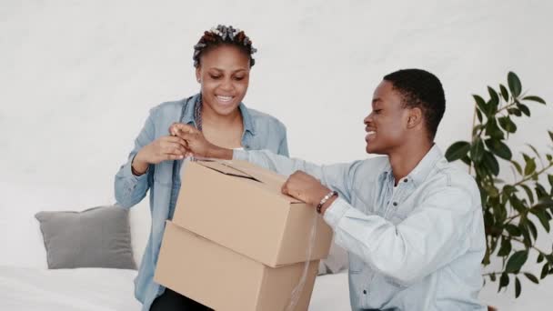 Africano-Americano novio y novia están empacando una caja — Vídeos de Stock