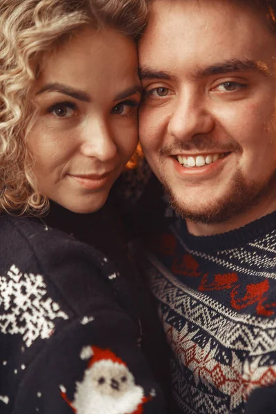 Elegant par sitter hemma nära julgran — Stockfoto
