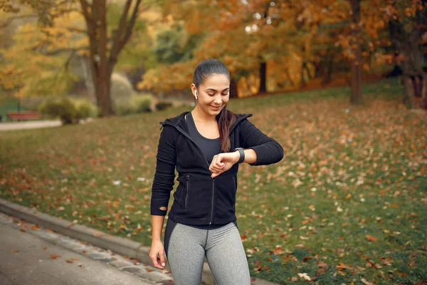 Sonbahar parkında siyah üst düzey bir eğitimde spor kızı. — Stok fotoğraf