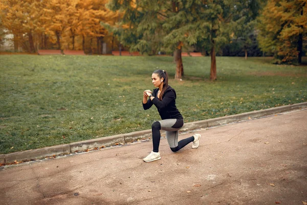 Sonbahar parkında siyah üst düzey bir eğitimde spor kızı. — Stok fotoğraf