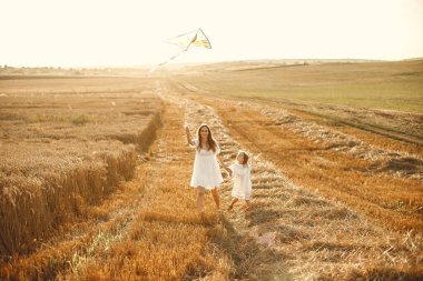 Anne ve kızı buğday tarlasında