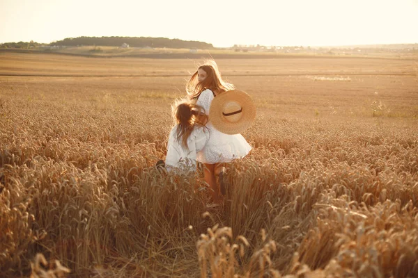 Matka s dcerou na pšeničném poli — Stock fotografie