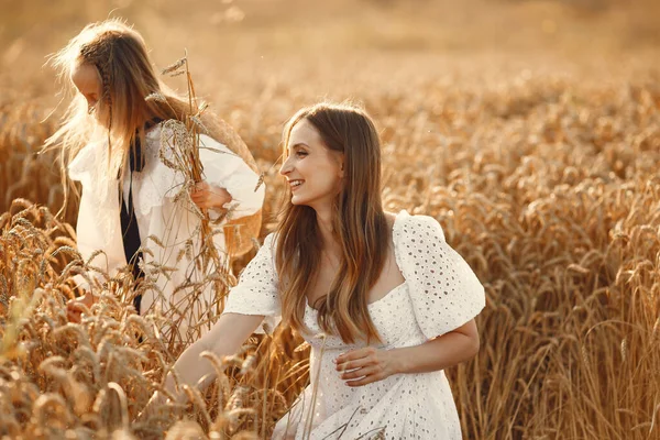 Mère avec sa fille dans un champ de blé — Photo