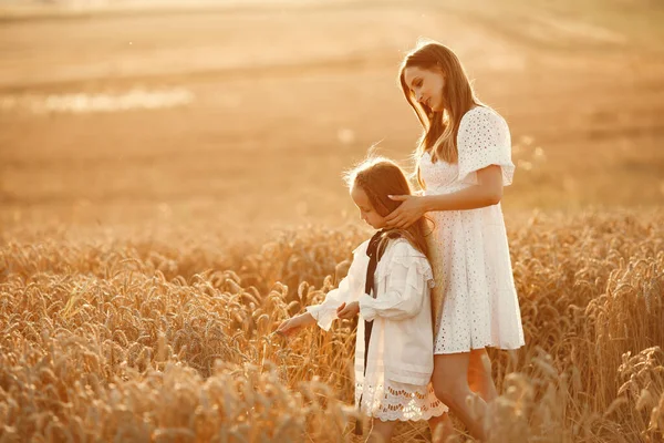 Madre con hija en un campo de trigo —  Fotos de Stock