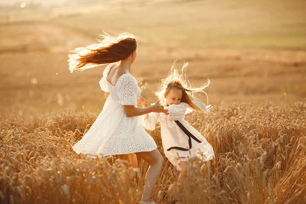 Mãe com filha em um campo de trigo — Fotografia de Stock