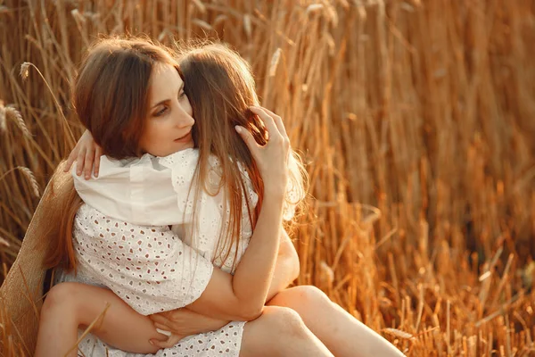 Matka s dcerou na pšeničném poli — Stock fotografie